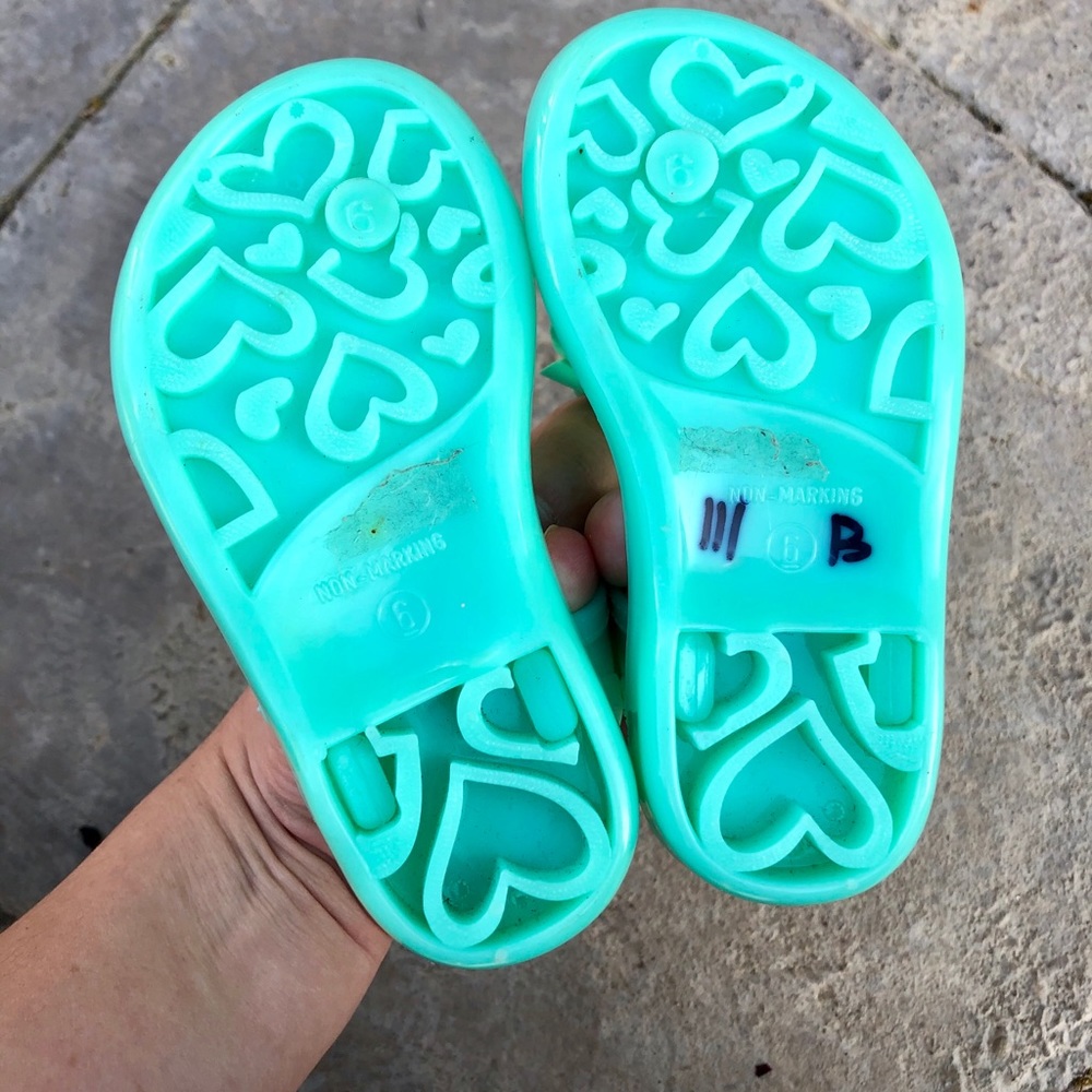 SOLD Toddler Girl Flower Sandals - Picture 4 of 6